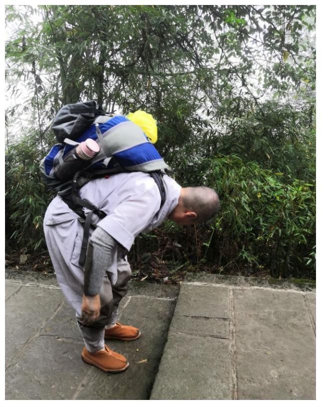 峨眉山偶遇圣空法师！看了好心痛！｜圣空法师朝礼峨眉山第三天