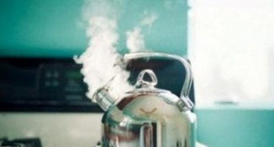 ​自来水烧开后有白色漂浮物能喝,自来水烧开后出现白色沉淀物和漂浮物是什么
