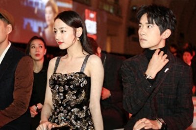 ​杨洋与迪丽热巴甜蜜现身机场，粉丝直呼“太甜了”！