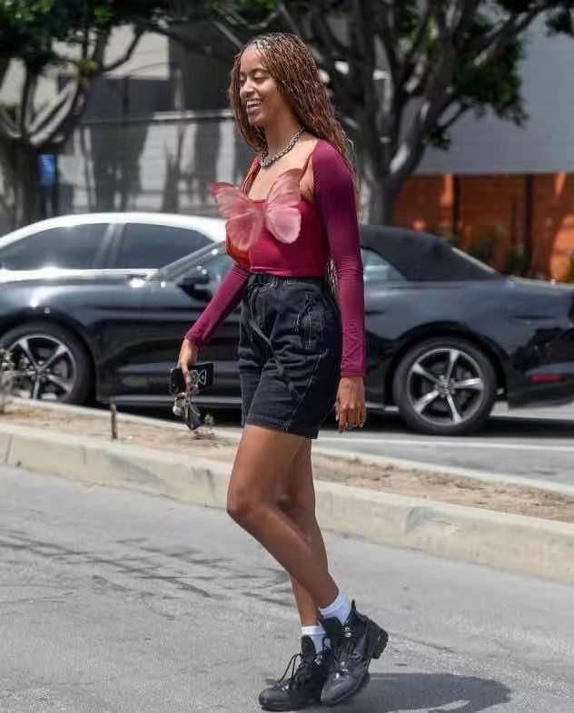 奥巴马两个女儿现在怎么样了（奥巴马23岁大女儿有个性）(4)