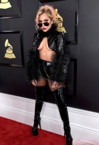 ​LadyGaga栽了！不穿20厘米“恨天高”这么矮！网友：终于相信你1.55了！