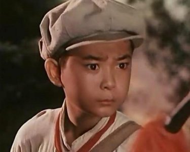 ​12岁凭《闪闪的红星》中潘冬子成名，如今头发发白，地位高