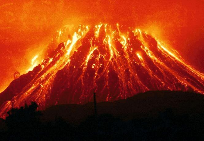 黄石火山惊现30米裂缝，历史上火山对文明的伤害到底有多大？
