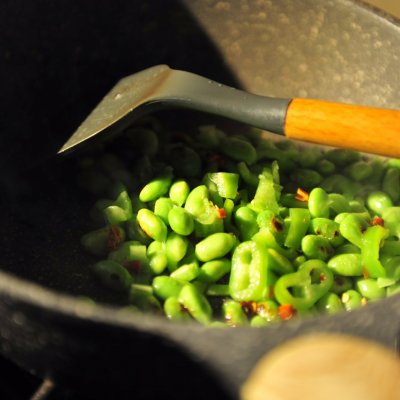 炒豆子的家常做法（超简单青椒炒毛豆家常菜教程分享）
