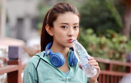 怎么跟刚刚加的女生聊天，怎么和刚加的女生聊起来