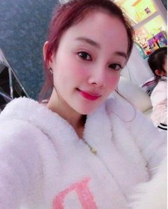 ​夜宿门后, 李小璐人品再次沦陷, 拿女儿来吸引男人
