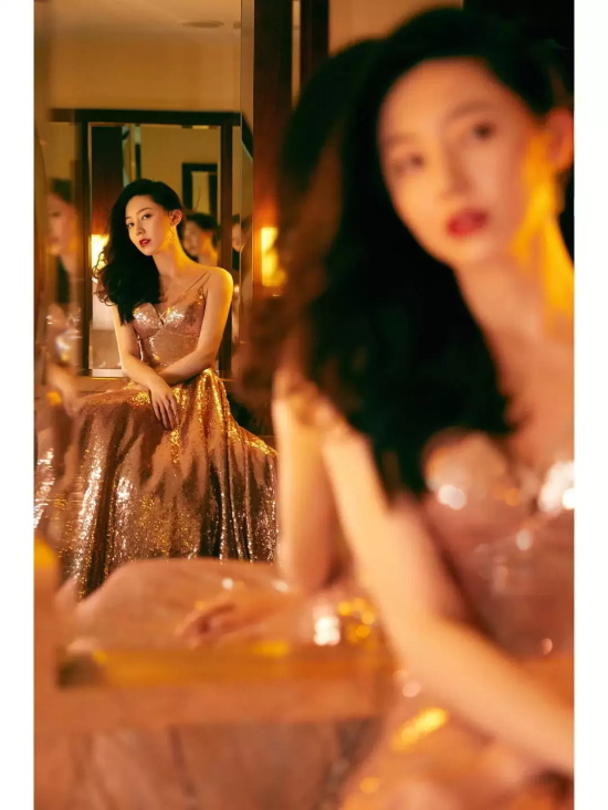 黄梦莹吊带礼服写真，一袭亮片华丽又贵气