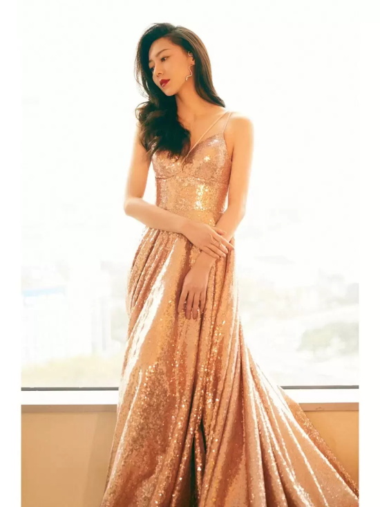 黄梦莹吊带礼服写真，一袭亮片华丽又贵气