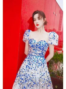 ​孟子义泡泡袖连衣裙写真太美啦，薄纱点缀亮片让人眼前一亮