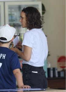 ​娜塔莉·波特曼近照曝光，身穿白色短袖，新电影正在拍摄中