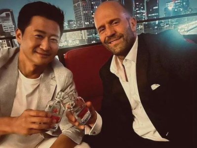 ​地表最强组合！吴京杰森斯坦森外滩吃饺子，还喝了二锅头