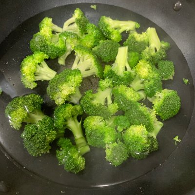 蒜蓉西兰花怎么做（蒜蓉西蓝花舌尖上的养生美食）