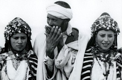 ​从摩洛哥的历史发展角度，分析柏柏尔人的教派选择问题