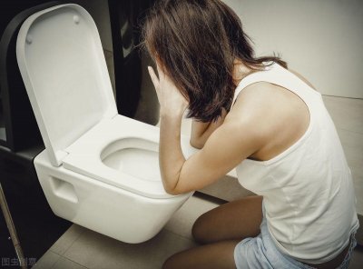 卫生纸把马桶堵了怎么办(马桶堵塞疏通的4大妙招)