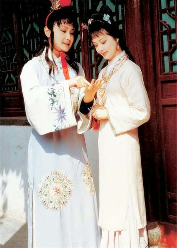 贾宝玉的通灵宝玉上镌刻着哪几个字(贾宝玉的玉)