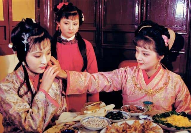 贾宝玉的通灵宝玉上镌刻着哪几个字(贾宝玉的玉)