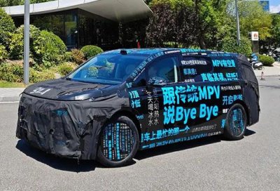 ​车身高大威猛 疑似华为系首款MPV谍照曝光