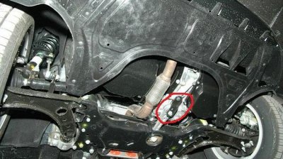 ​汽车底盘被石头磕到发动机有异响怎么办