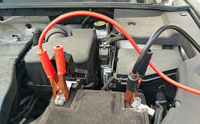 ​忘记关灯导致汽车电瓶没电了怎么办