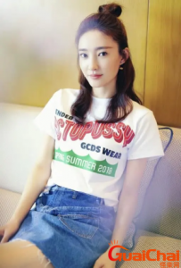 ​王丽坤丈夫诈骗事件后现身机场-身穿短裙丝毫不受影响