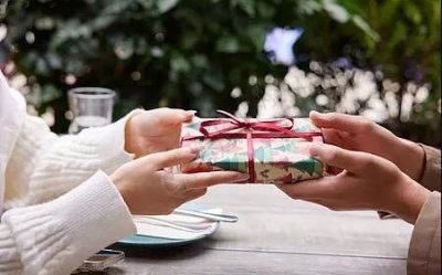 第一次跟相亲对象见面需要准备礼物吗?