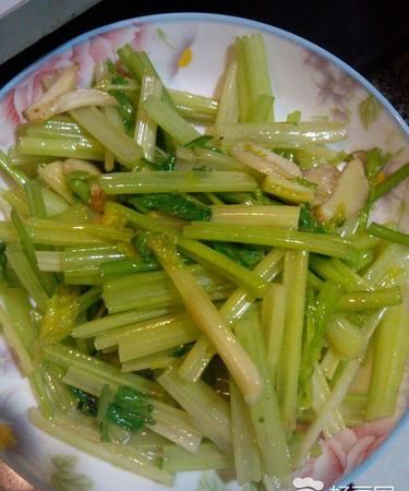 素炒芹菜怎么炒好吃又简单
