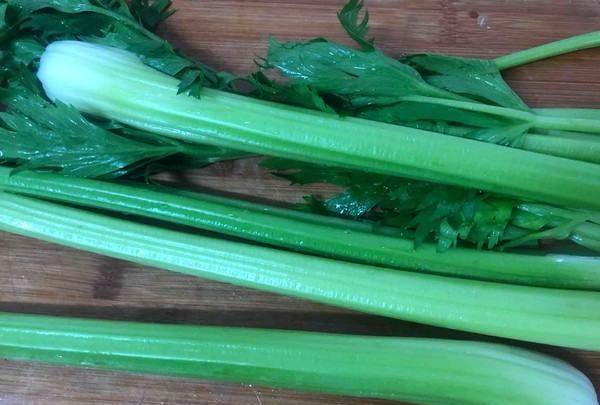 芹菜怎么素炒,素炒芹菜怎么做好吃图3