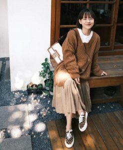 ​卡其色裤子最佳颜色搭配图片（卡其色高级又好看的搭配）