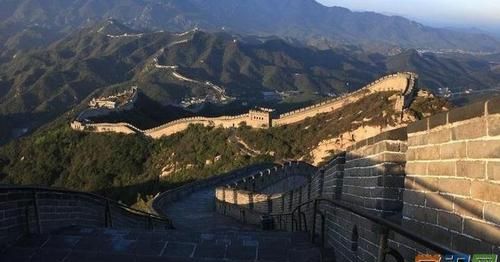 形容万里长城名气很大的成语