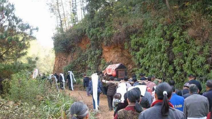 父亲骨灰下葬女儿注意事项