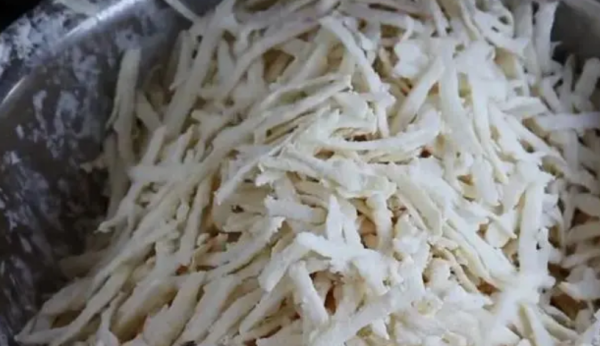 炒擦擦怎么炒,土豆擦擦的正确做法窍门图1