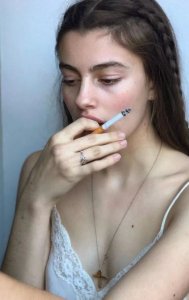 他三分傲慢,七分不屑,风华尽显。