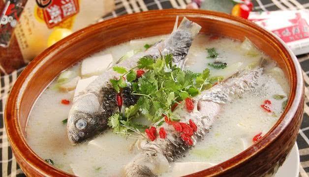 钓鱼人必看！钓鲫鱼用什么打窝好？我这就告诉你