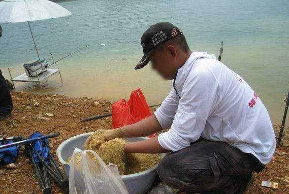 钓鱼人必看！钓鲫鱼用什么打窝好？我这就告诉你