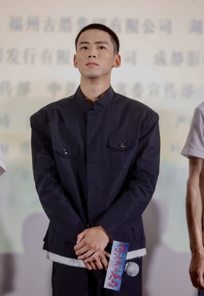 《你是我的英雄》办成都首映礼 真情流露感动全场