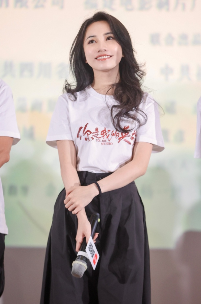 《你是我的英雄》办成都首映礼 真情流露感动全场