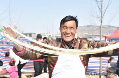 ​从农民到百万粉丝的网红，“拉面哥”的走红撕开了人性的遮羞布