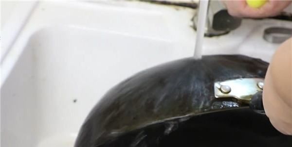 炒锅外面的油渍污垢怎样去除,炒锅底外面的黑垢怎么去除图4