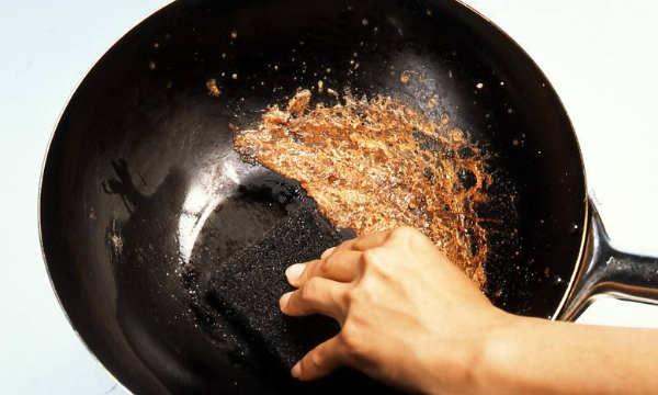 炒锅外面的油渍污垢怎样去除,炒锅底外面的黑垢怎么去除图6