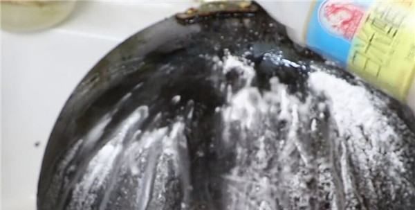 炒锅外面的油渍污垢怎样去除,炒锅底外面的黑垢怎么去除图2