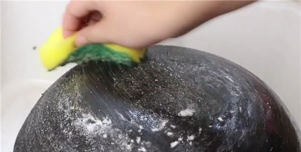 炒锅外面的油渍污垢怎样去除,炒锅底外面的黑垢怎么去除图3