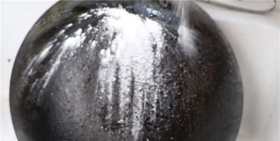 ​炒锅外面的油渍污垢怎样去除,炒锅底外面的黑垢怎么去除