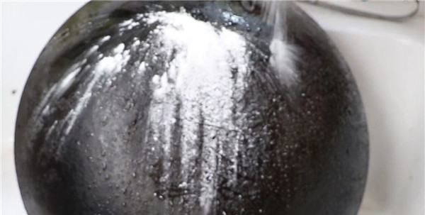 炒锅外面的油渍污垢怎样去除,炒锅底外面的黑垢怎么去除图1