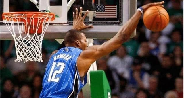 篮球落到篮板上沿（非两侧）的出界问题