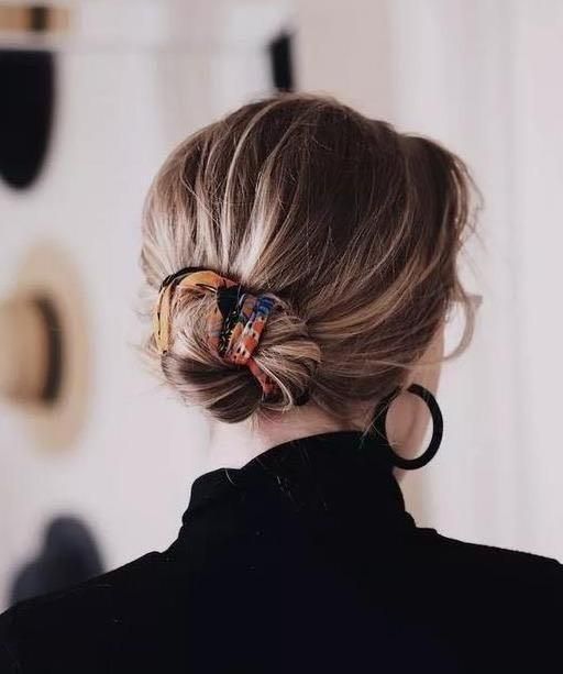 丝巾怎么搭配，如何用丝巾打造穿搭小心机，有哪些实用又好看的搭配方法？图4