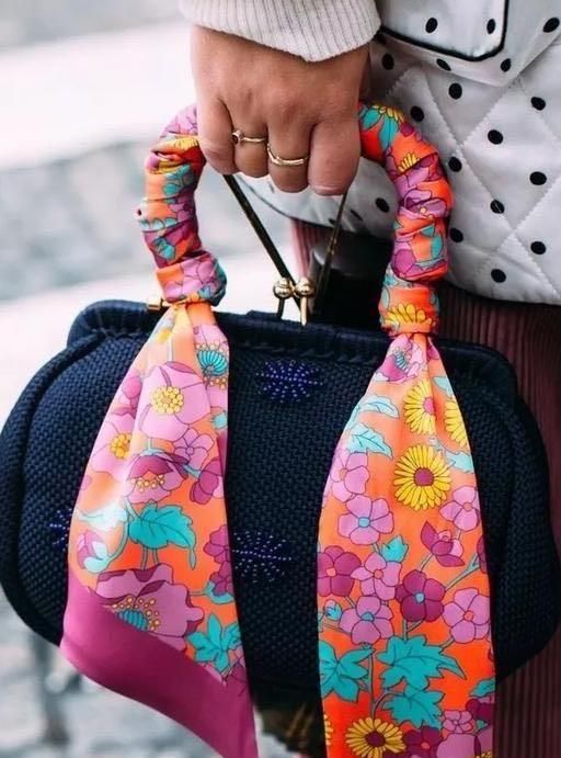 丝巾怎么搭配，如何用丝巾打造穿搭小心机，有哪些实用又好看的搭配方法？图8