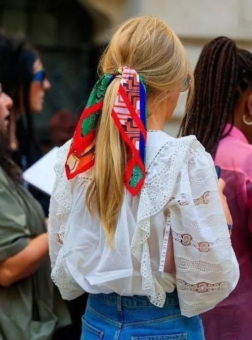 丝巾怎么搭配，如何用丝巾打造穿搭小心机，有哪些实用又好看的搭配方法？图3