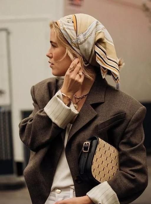 丝巾怎么搭配，如何用丝巾打造穿搭小心机，有哪些实用又好看的搭配方法？图5