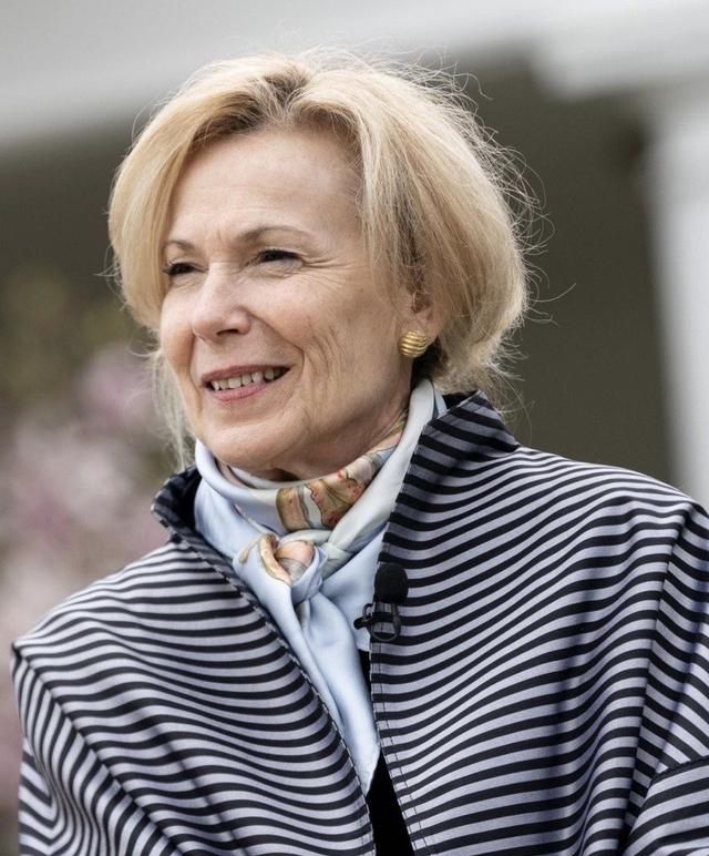 丝巾怎么搭配，如何用丝巾打造穿搭小心机，有哪些实用又好看的搭配方法？图2