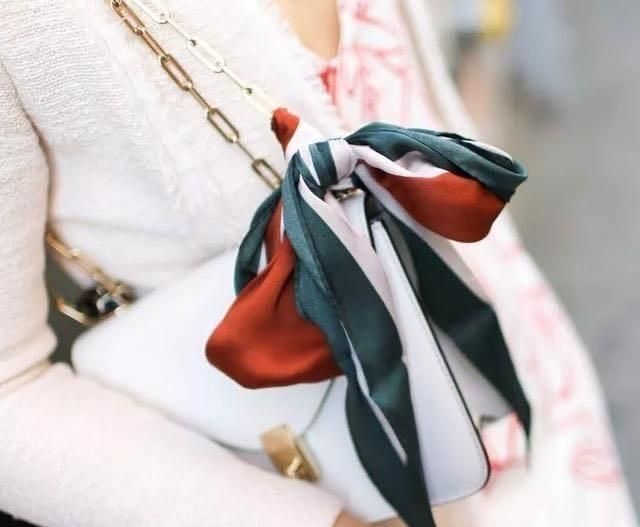 丝巾怎么搭配，如何用丝巾打造穿搭小心机，有哪些实用又好看的搭配方法？图7